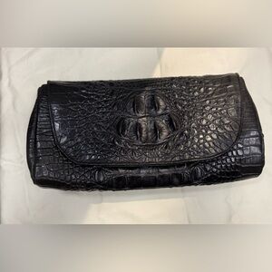 Alligator clutch